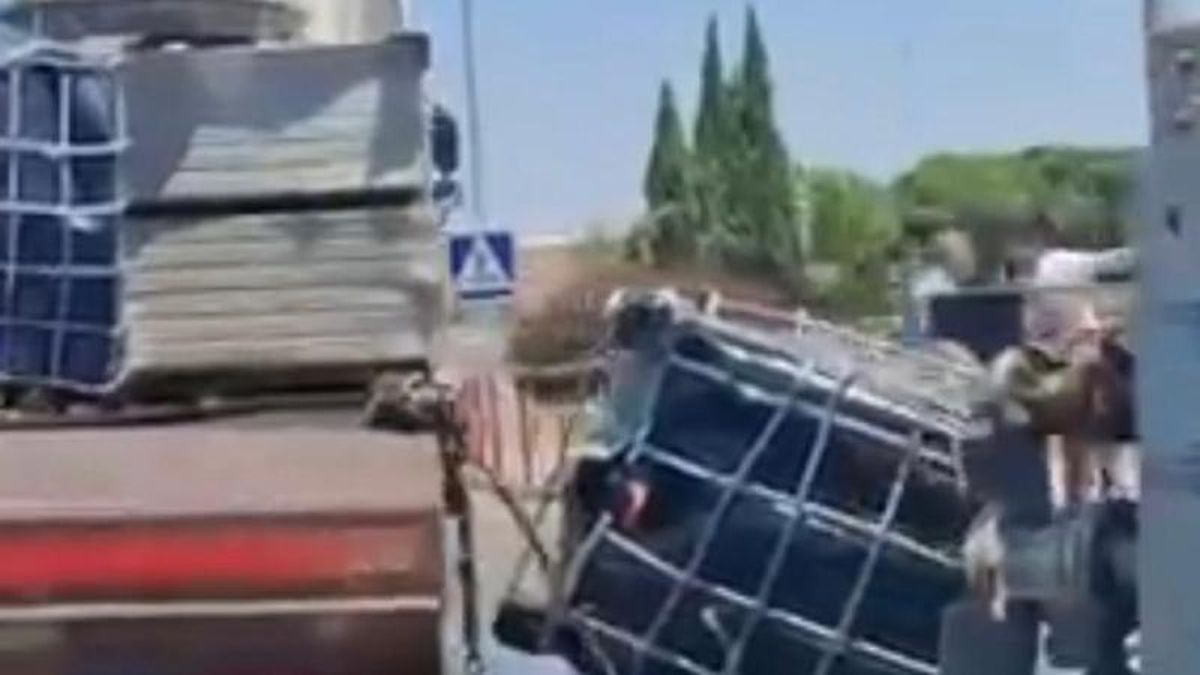 Un camión pierde la carga de aceite y provoca varios accidentes y retenciones en la rotonda de La Estrella en Logroño