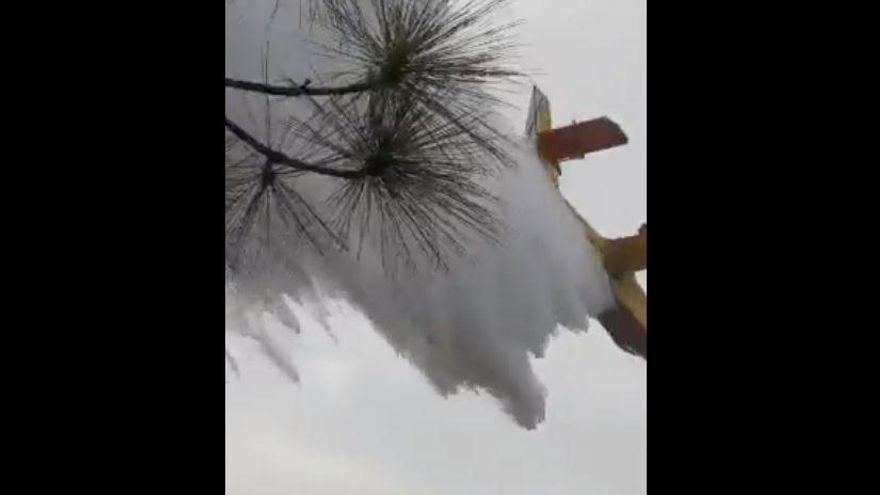 Descarga de agua de un hidroavión en Tenerife
