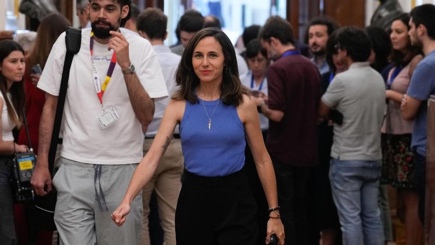 La diputada de Podemos Ione Belarra en los pasillos del Congreso en el marco del pleno celebrado este jueves en la Cámara Baja.