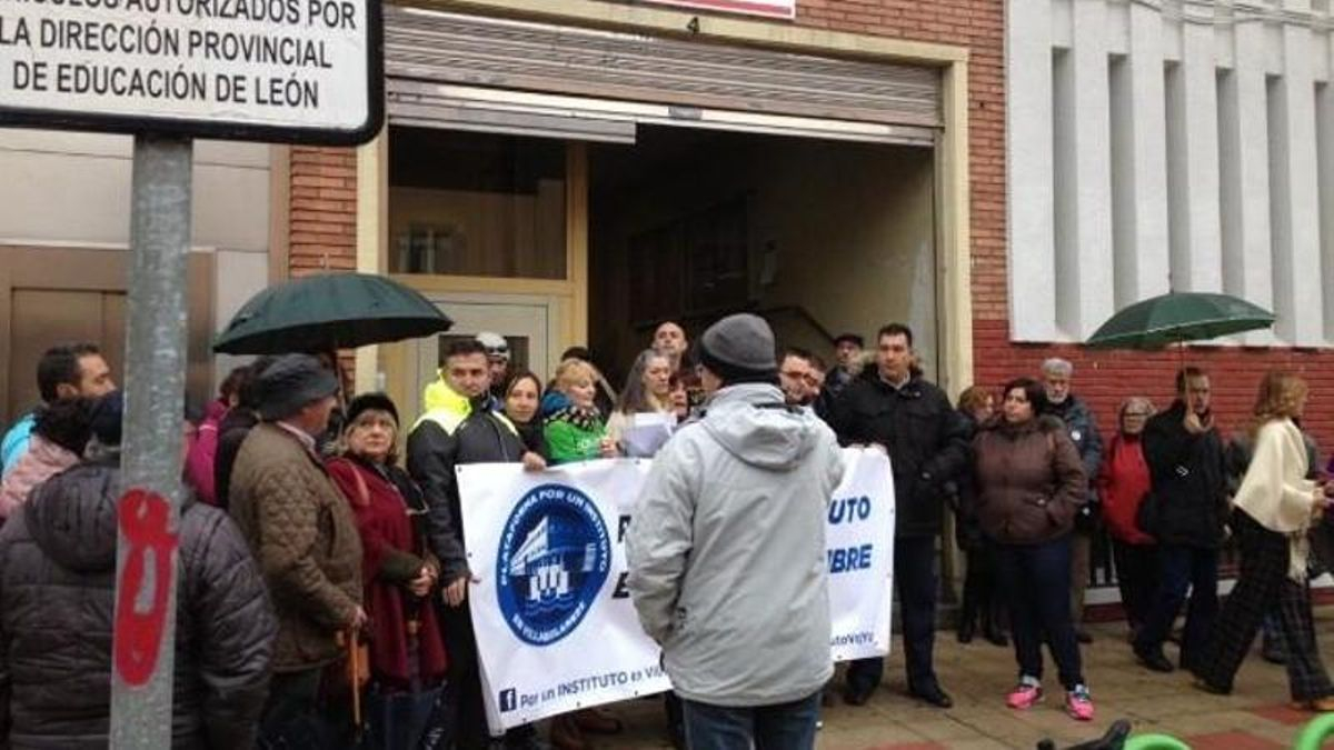 Una de las muchas protestas de la Plataforma 'Por un Instituto para Villaquilambre' ante Educación, archivo.