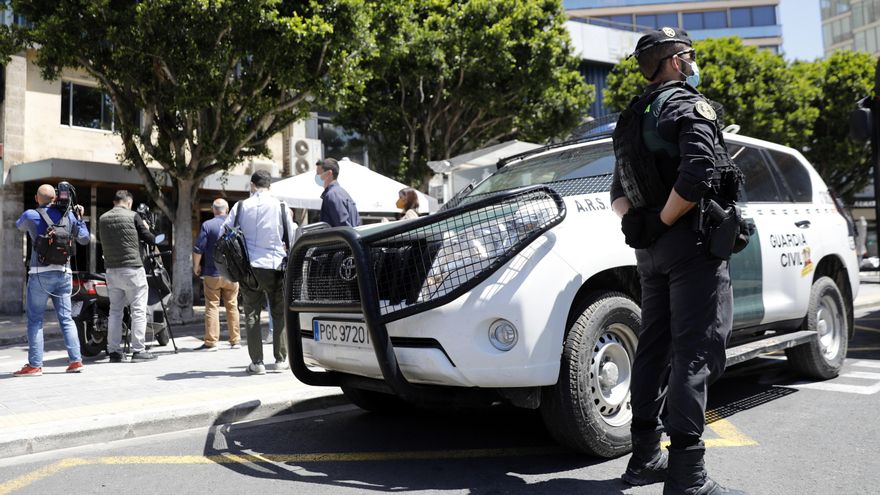 Miembros de la Guardia Civil apostados en el domicilio del exvicealcalde de Valencia, Alfonso Grau,tras su detención. EFE/ Kai Försterling/Archivo