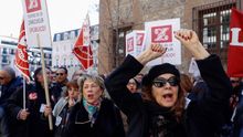 Protestas de los trabajadores de la Zarzuela contra su fusión con el Real/ EFE