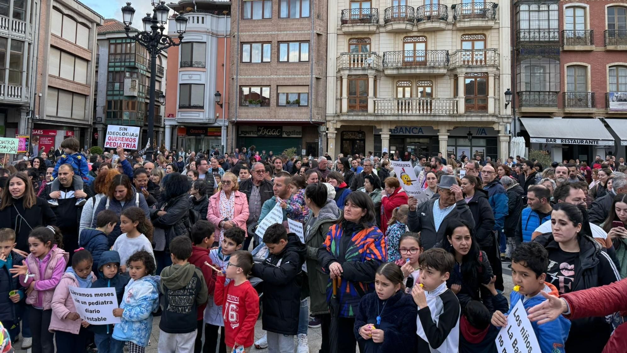Una gran multitud en la concentración de protesta por mejoras sanitarias y en Pediatría de La Bañeza.