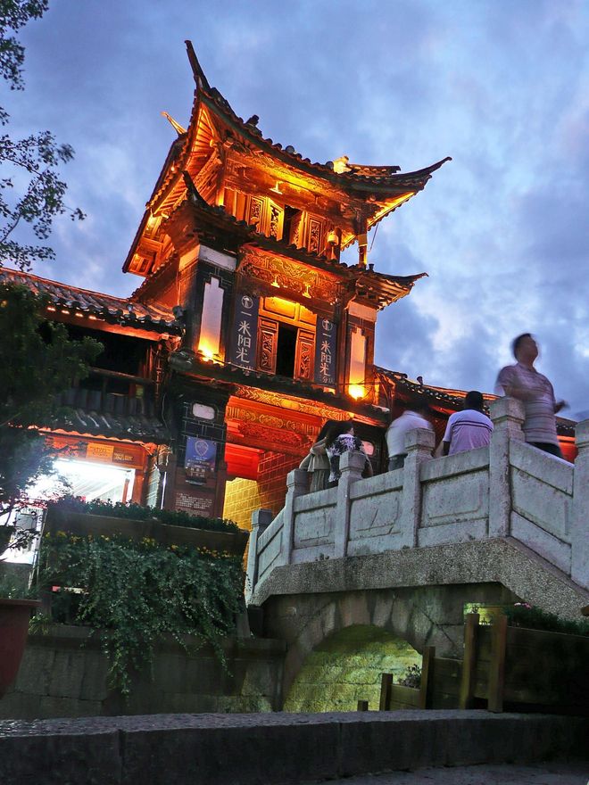 Lijiang de noche. Uno de los placeres que ofrece Lijiang es poder caminar por sus calles cuando cae el sol.