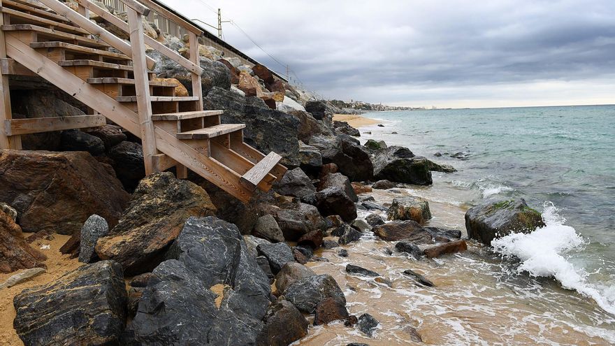 El litoral catalán se queda sin playas: “Hemos urbanizado muy mal y el mar recupera lo que es suyo”