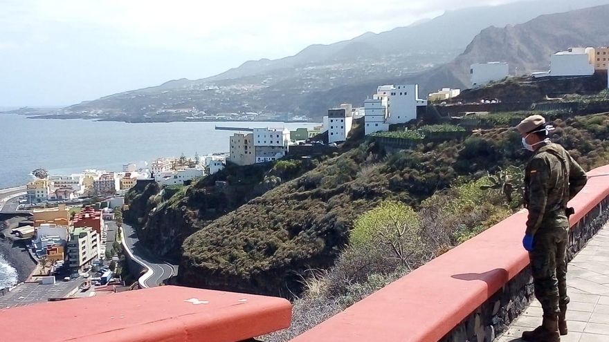 Un militar del Ejército de Tierra en la zona de Mirca, en Santa Cruz de La Palma.