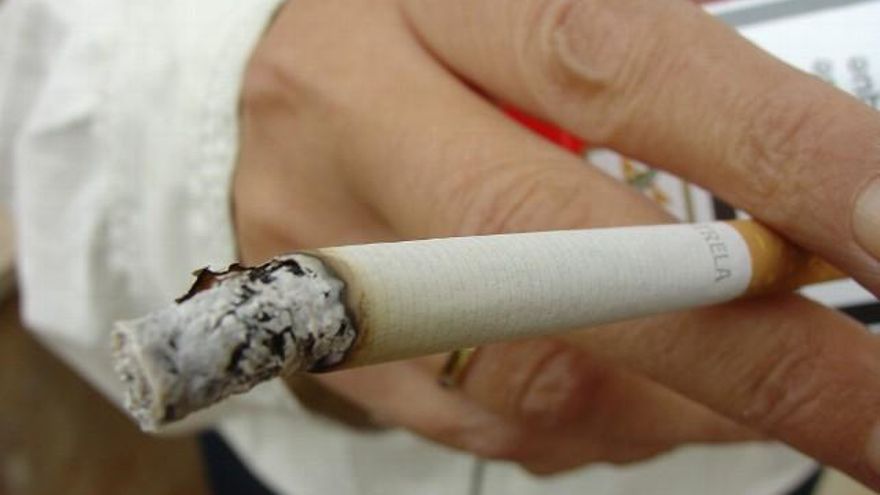 Un fumador y su cigarro. /  Dicyt