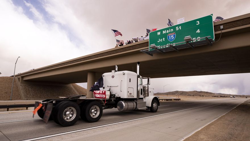 Camioneros latinos, los "reyes" de la carretera en EE.UU., pero también los "esclavos"