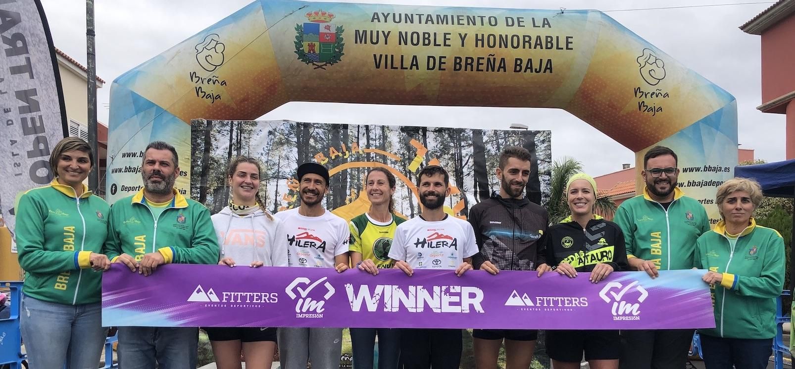 Las autoridades locales con los ganadores y ganadoras de la prueba.