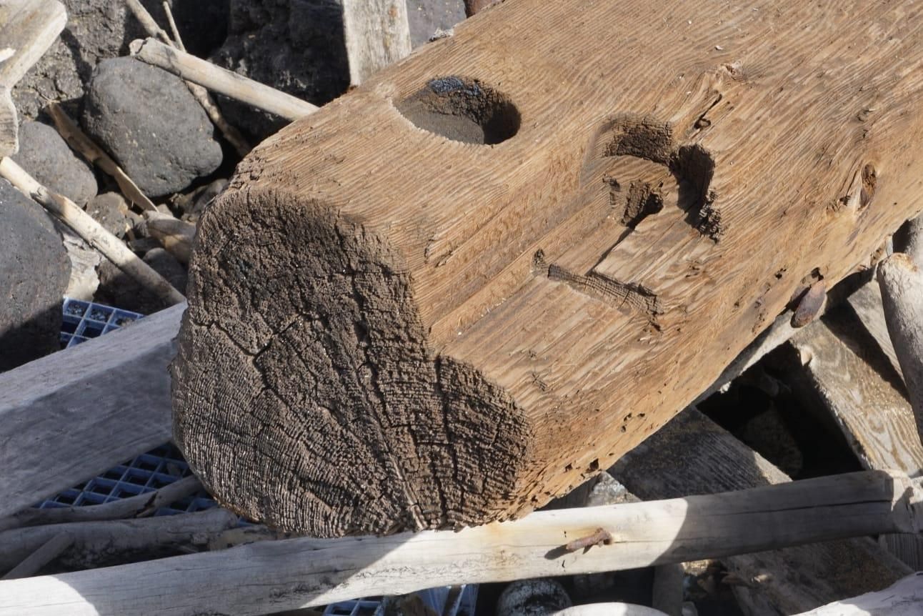 En la playa de El Espigón se localizaron varios trozos de madera. GUSTAVO DÍAZ