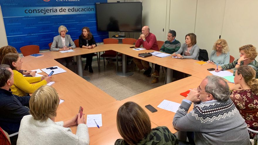 Reunión del comité de empresa con la consejera de Educación, Marina Lombó.