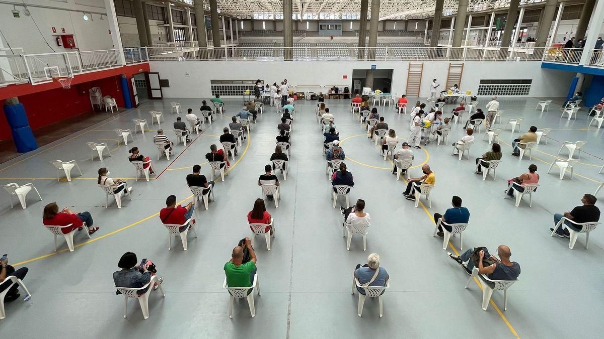 Campaña de vacunación, el pasado sábado, en el Pabellón Roberto Rodríguez Estrello (Santa Cruz de La Palma).