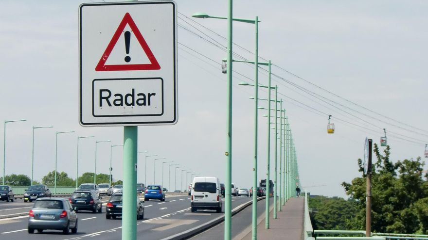 Señal de radar en carretera.