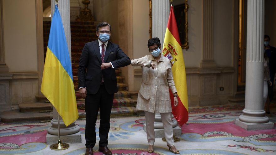 La ministra de Asuntos Exteriores, Unión Europea y Cooperación, Arancha González Laya, saluda con el codo a su homólogo de Ucrania, el ministro de Asuntos Exteriores Dmytró Kuleba en el Palacio de Viana, en Madrid (España), a 10 de septiembre de 2020.