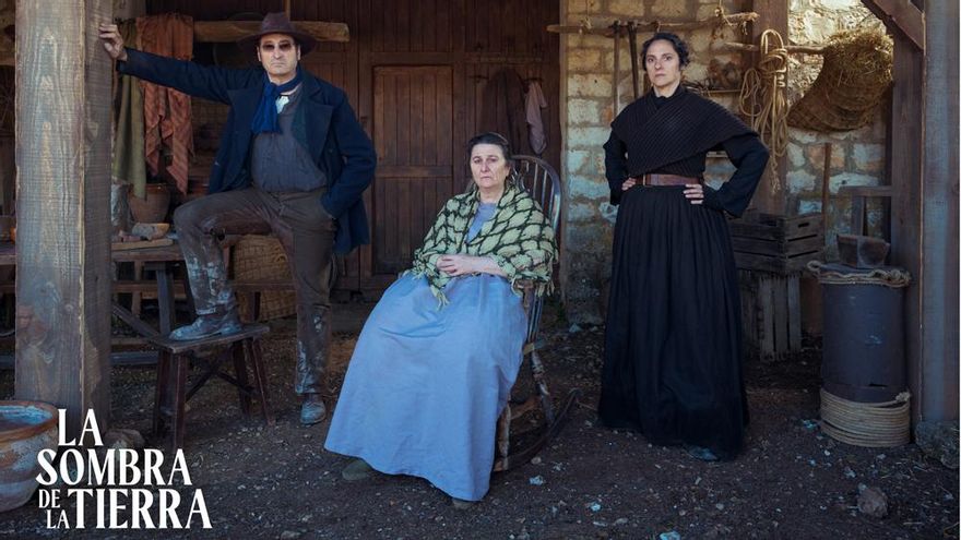 La actriz Elvira Mínguez debuta como directora con 'La sombra de la tierra', serie de Atresplayer que adapta su novela