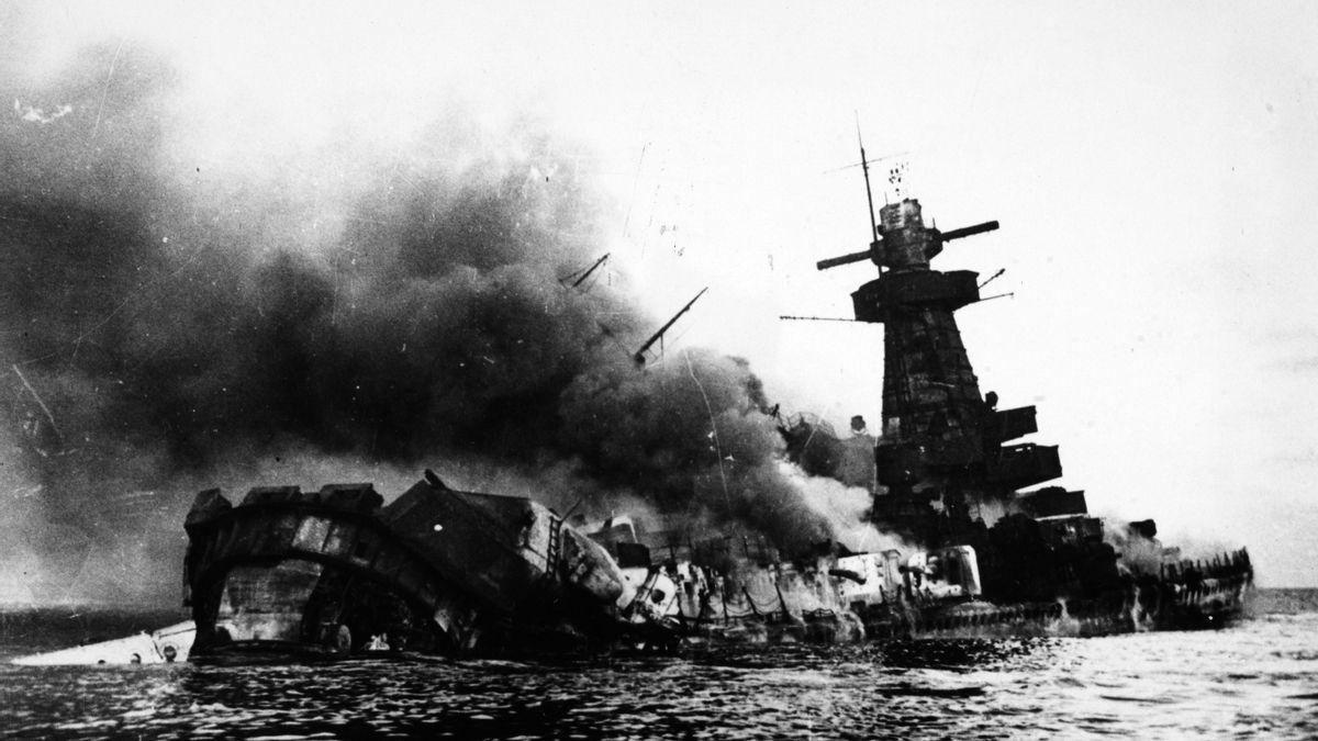 Restos en llamas del crucero pesado alemán Graf Spee, destruido por su propia tripulación frente al puerto de Montevideo ante la previsión de la inminente llegada del ejército británico, el 18 de diciembre de 1939.