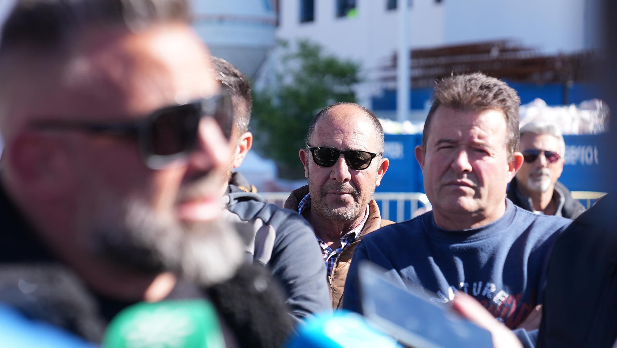 Antonio Herencia (UGT) y Esperanza Sánchez (CCOO Hábitat) atienden a los medios durante la huelga de gruistas en Córdoba