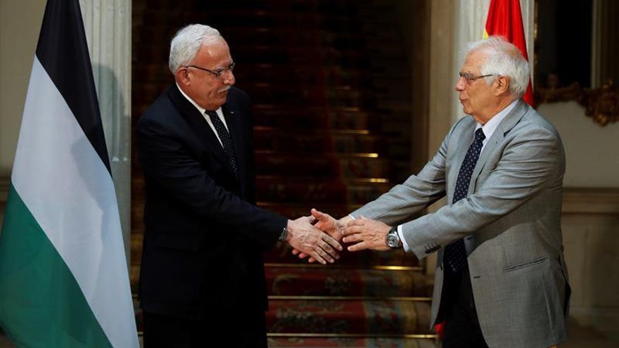 Borrell ve una "obviedad democrática" no poner lazos en sitios públicos