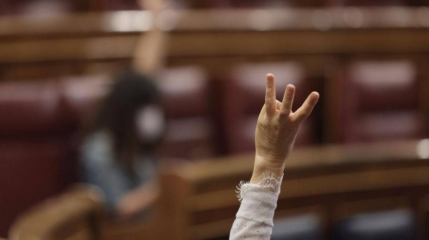 Un miembro del hemiciclo vota durante una sesión plenaria en el Congreso