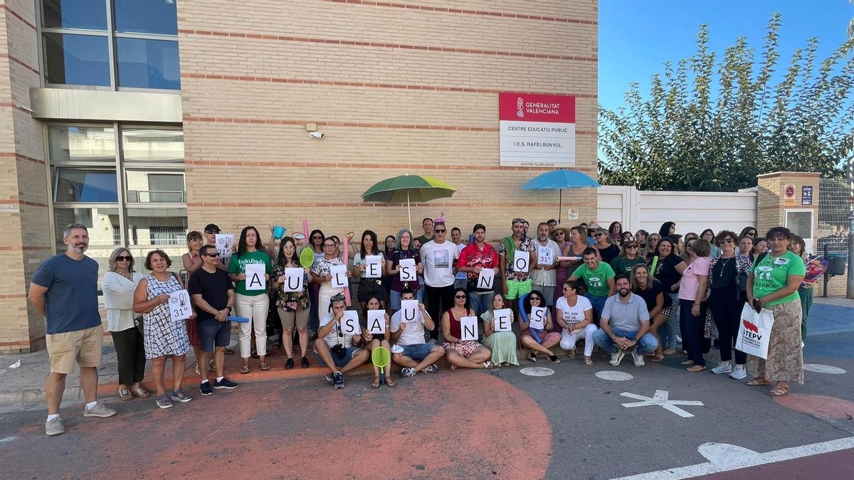 Un momento de la protesta en el IES Rafelbunyol por las altas temperaturas en las aulas.
