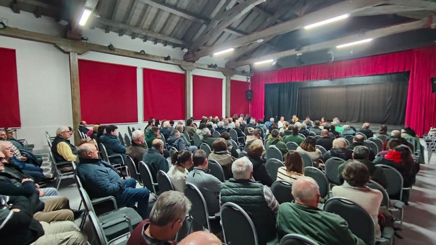 Reunión informativa sobre la línea ferroviaria Santander-Bilbao.