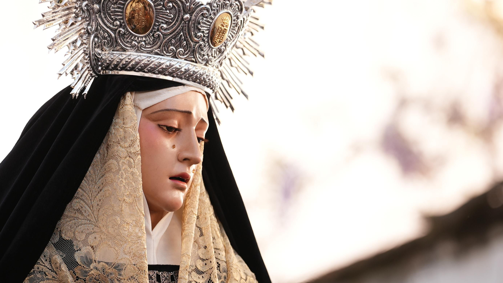 La estación de penitencia de la Hermandad Universitaria, en imágenes