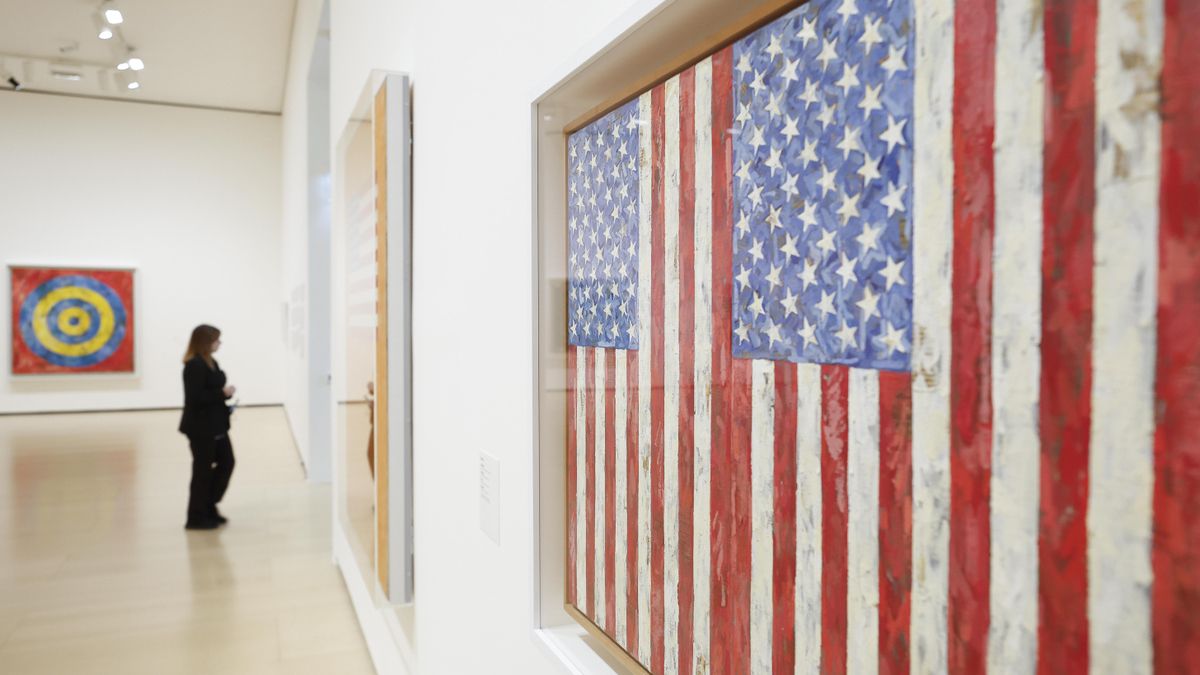Jasper Johns, el artista que destruyó su pasado por el Pop Art traslada al Guggenheim de Bilbao sus banderas