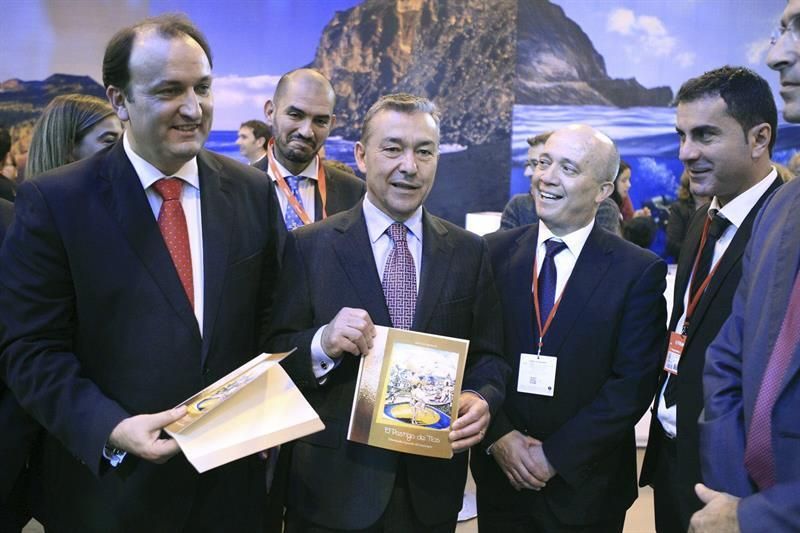 El presidente regional, Paulino Rivero, en el satand de Canarias durante la inauguración . Foto EFE/Víctor Lerena