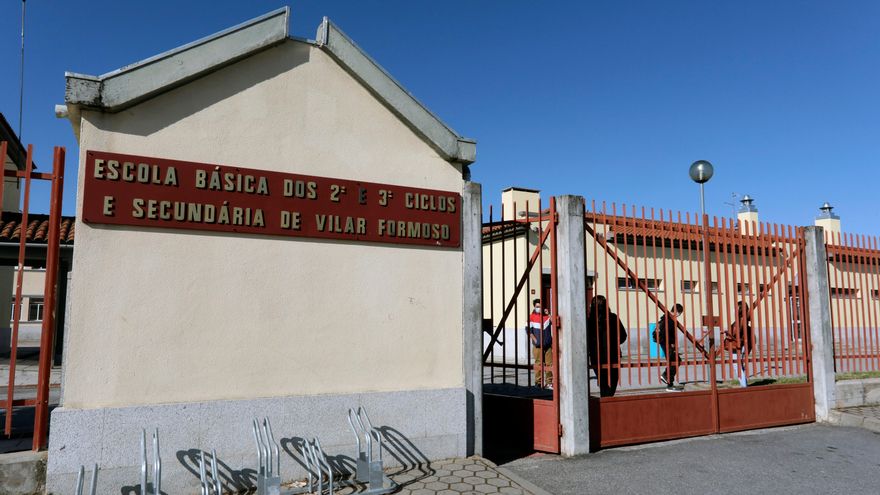 Portugal, tras quince días sin aulas, comienza este lunes, 8 de febrero, la enseñanza "online", medida adoptada para controlar la expansión de la covid. En la imagen, escuela de la localidad lusa de Vilar Formoso. EFE/Carlos García