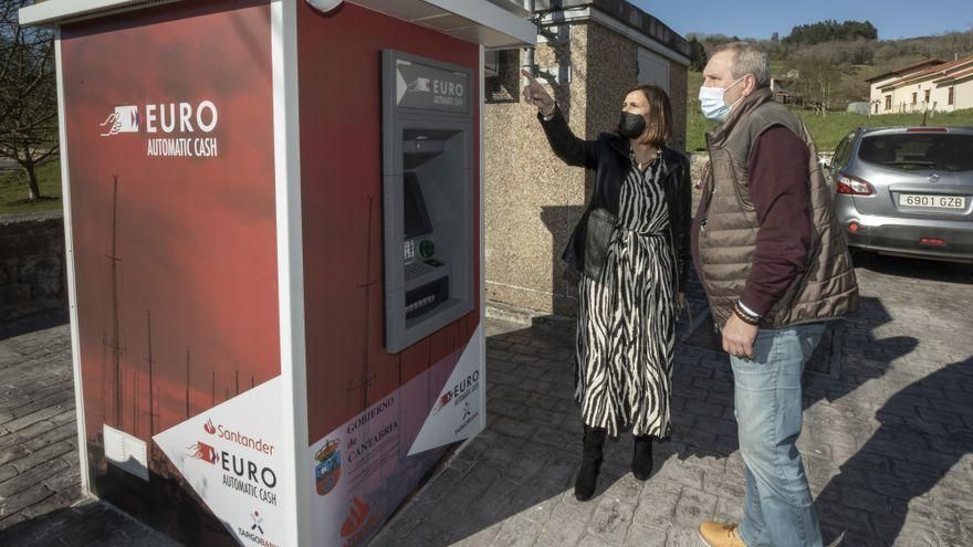 Gobiernos autonómicos, diputaciones y ayuntamientos pagan a los bancos para mantener los cajeros en los pueblos