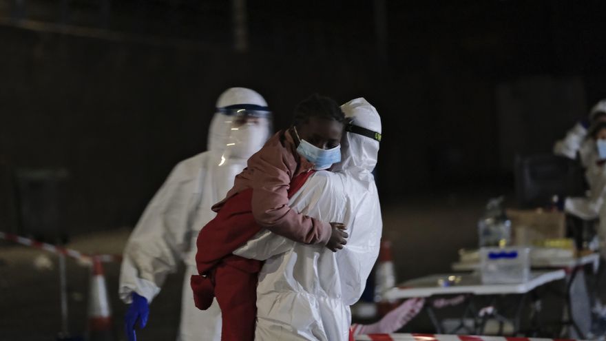 Una niña contempla cómo arrojan a su hermano al mar tras morir en la patera