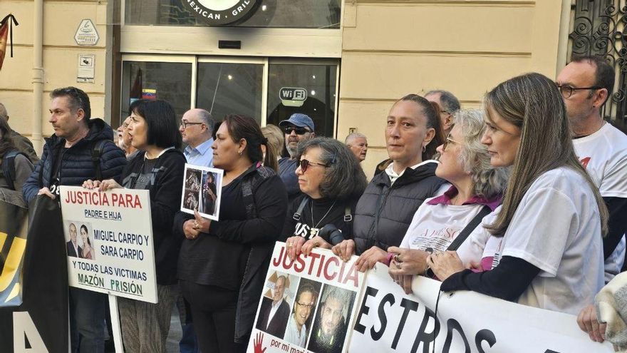 Representantes de víctimas de la dana, a las puertas de las Corts durante la comparecencia de Mazón