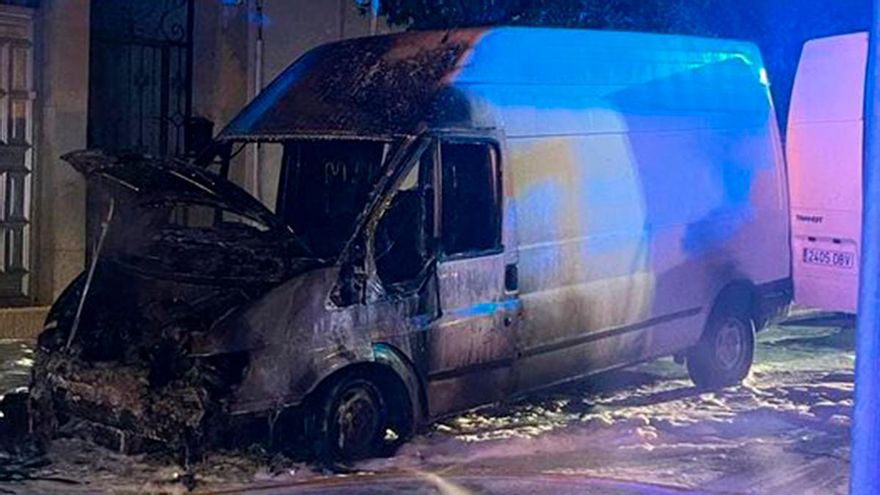 Buscan al autor del incendio que ha quemado una furgoneta tras un intento previo