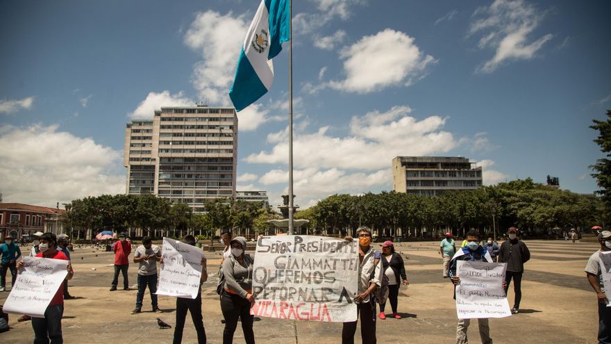 Un segundo grupo de nicaragüenses varado en Guatemala pide ayuda a Giammattei