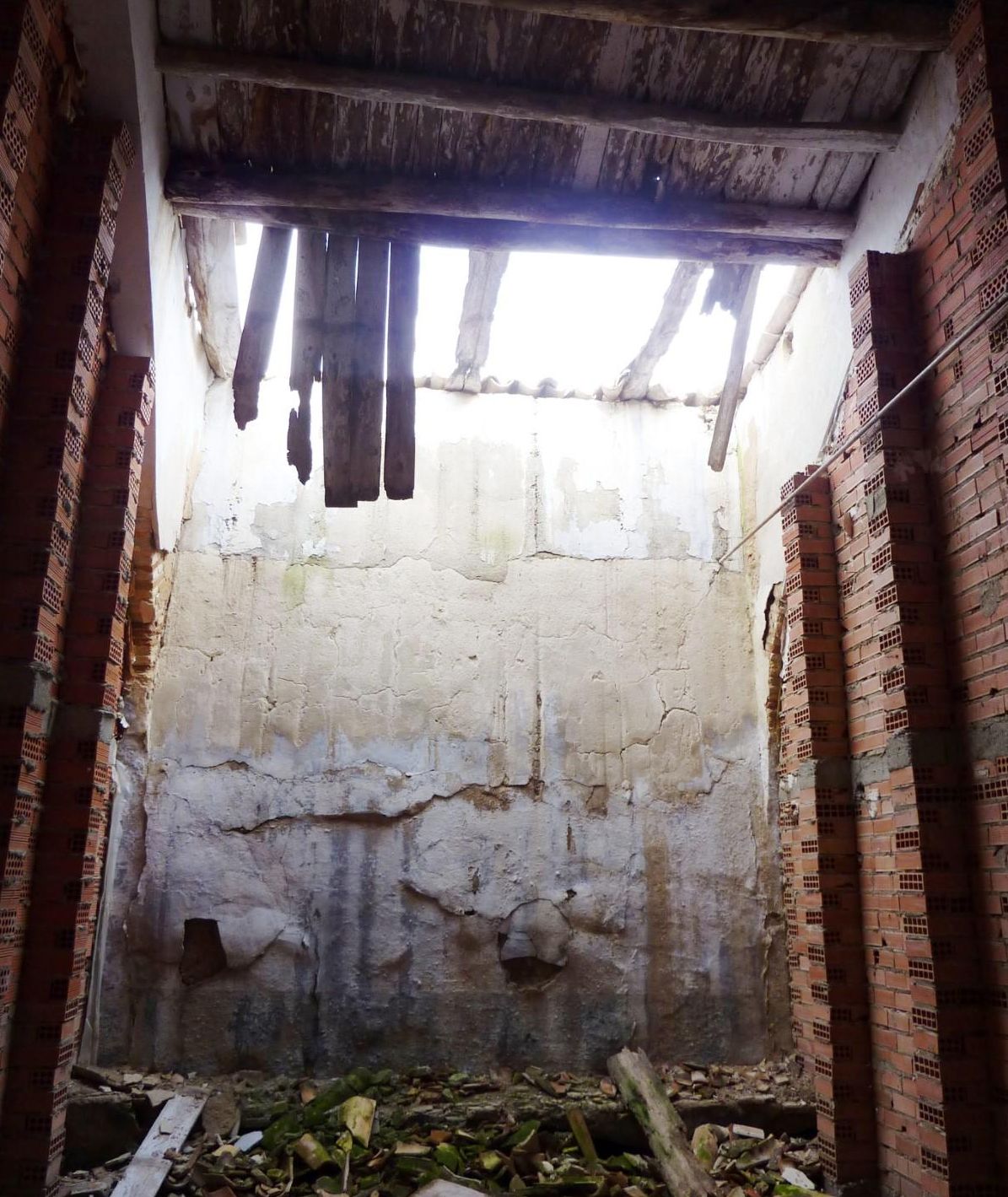 Interior de la ermita de Tauste antes de la restauración