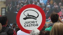 Decenas de personas escuchan la lectura del veredicto por los crímenes cometidos en la ESMA durante la última dictadura.