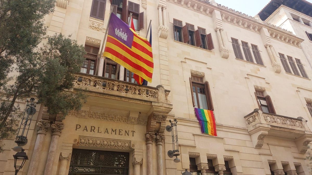 La Justicia tumba el intento del presidenta ultra del Parlament balear de impedir el izado de la bandera LGTBI
