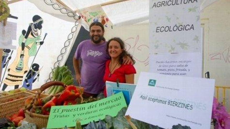 César Sánchez / ICAL Puesto de artesaní­a en la feria de artesaní­a de Ponferrada, en el que se puede pagar con Bierzines