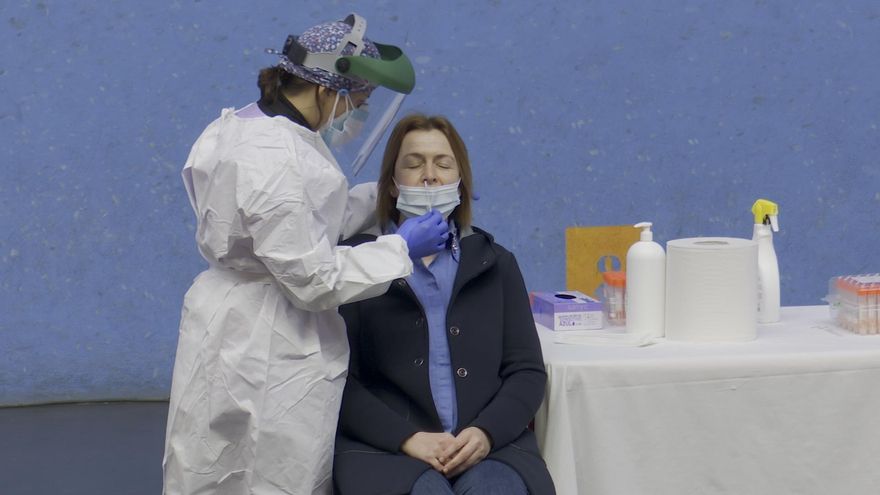 Una mujer se somete a una prueba PCR.