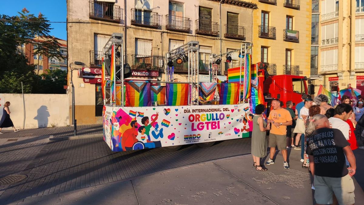 Sin bandera arcoíris y ahora sin carroza en la manifestación del Orgullo en Guadalajara: denuncian veto de PP y Vox