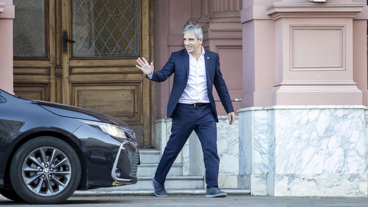 Caputo saliendo de la Casa Rosada. Confía en que tiene al dólar controlado.