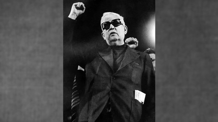 El Padre Llanos, el cura que abandonó el franquismo y acabó levantando el puño junto a la Pasionaria en un mitin del PCE