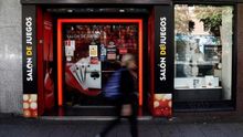 Exterior de un salón de juego a pie de calle.
