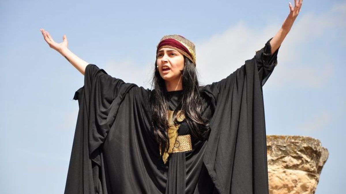 Esqueletos que sonríen bajo las máscaras del pasado