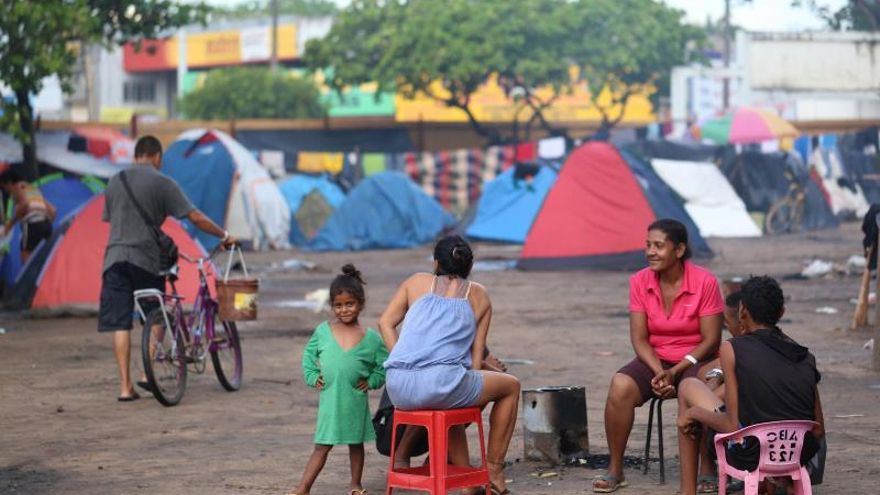 Fotografía que muestra a refugiados venezolanos en la plaza Simón Bolívar en la ciudad de Boa Vista, capital del estado de Roraima (Brasil).
