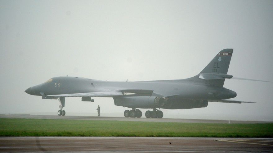 Un bombardero Rockwell B-1 Lancer de la Fuerza Aérea de Estados Unidos llega a la base aérea RAF Fairford, en Gloucestershire, el 7 de marzo de 2026.
