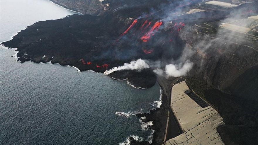 La lava expulsada desde Cumbre Vieja ha sepultado casi por completo la Playa de los Guirres.