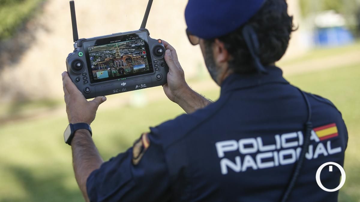 Dispositivo de vigilancia aérea de la Policía Nacional en feria