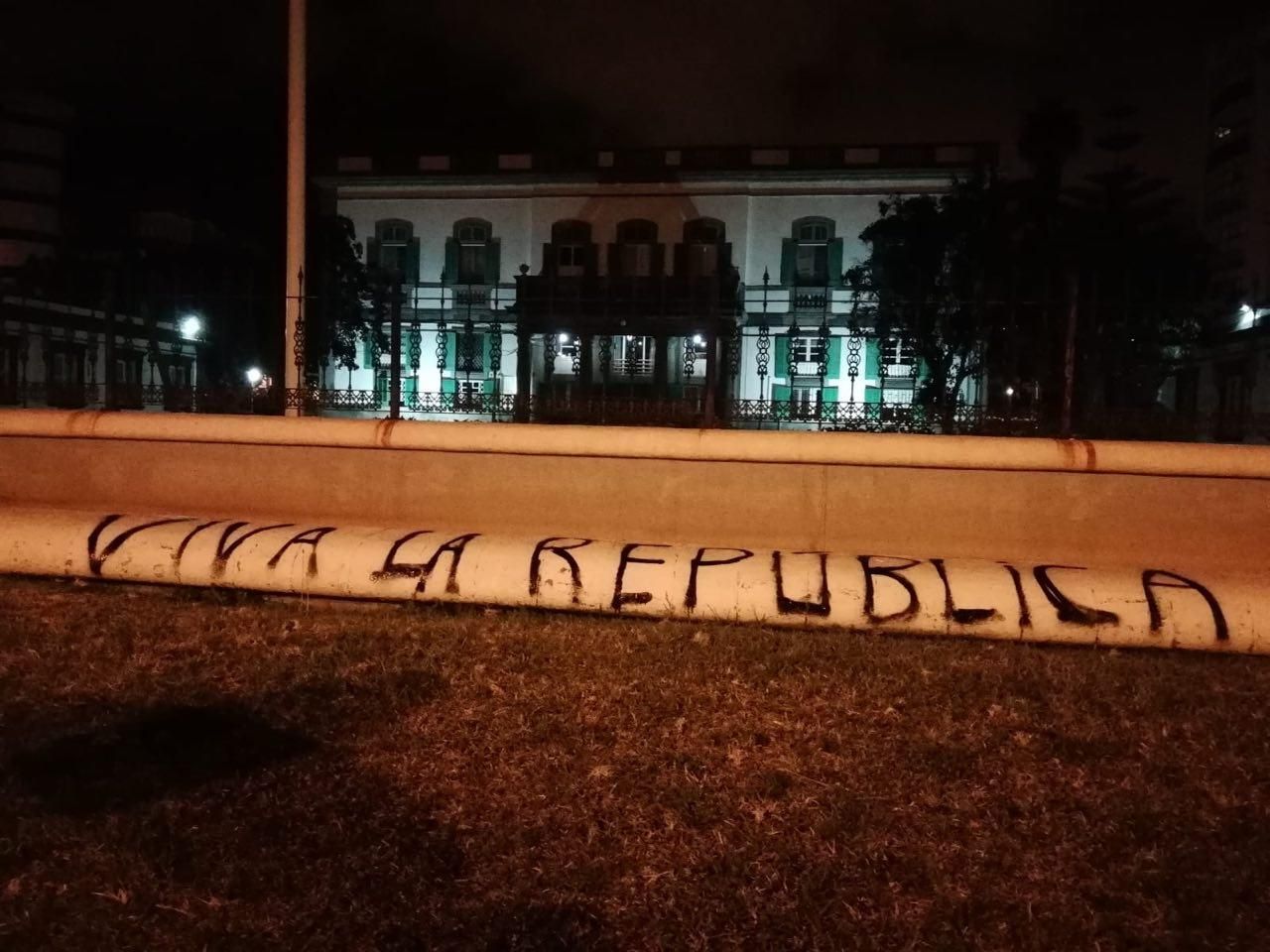 Las Palmas de Gran Canaria amanece cubierta de pintadas por la República