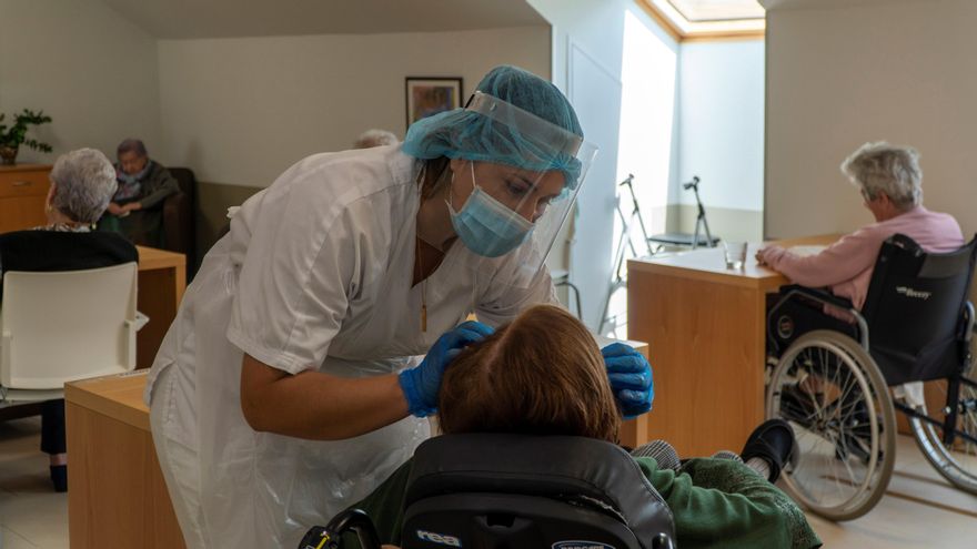 Una trabajadora atiende a los ancianos de una residencia. EFE/ROMÁN G. AGUILERA/Archivo